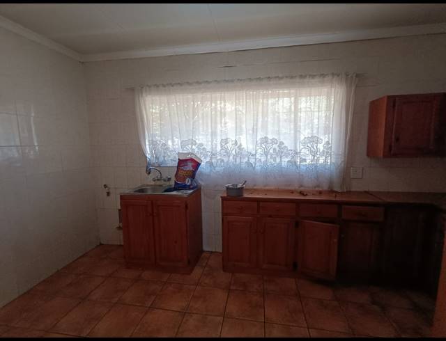 1 BEDROOM FLAT TO LET IN FLORA GARDENS